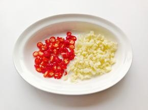 小米椒、蒜切好备用。