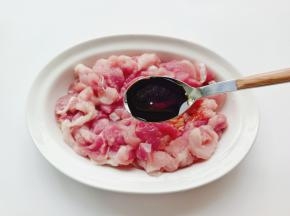 猪肉切丝后加生抽一勺，料酒两勺。