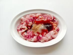 加五香粉，盐少许。