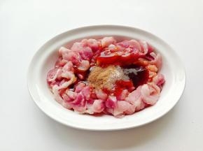 加五香粉，盐少许。