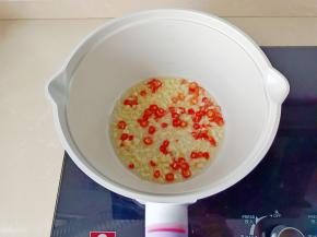 锅里放小米椒、蒜爆香。