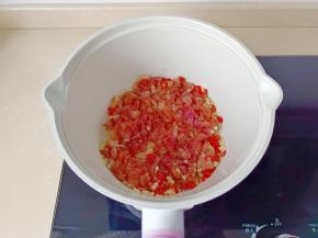 加入腌制好的肉丝翻炒。