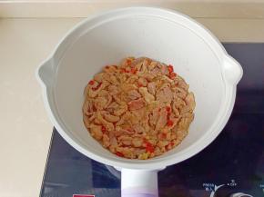 翻炒至肉丝变色。