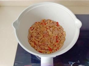 翻炒至肉丝变色。