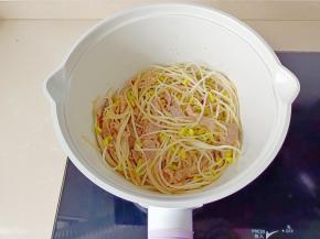 加入豆芽翻炒至变软。