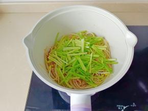 加入芹菜翻炒均匀。