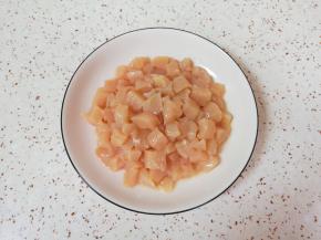 鸡胸肉洗干净切成丁，加入少许盐和一勺食用油搅拌均匀，腌制10分钟左右。
