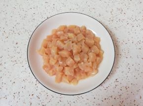 鸡胸肉洗干净切成丁，加入少许盐和一勺食用油搅拌均匀，腌制10分钟左右。
