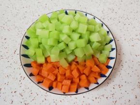莴笋胡萝卜分别去皮洗干净切成丁。 