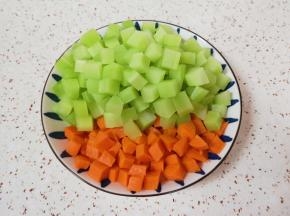 莴笋胡萝卜分别去皮洗干净切成丁。 