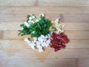 葱姜蒜分别切碎，干红辣椒切成小段。 