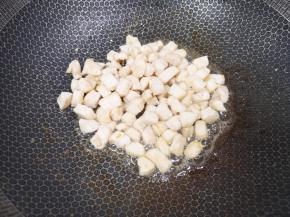 炒锅内倒适量的食用油，凉油下入鸡丁翻炒至变色，盛出备用。 