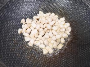 炒锅内倒适量的食用油，凉油下入鸡丁翻炒至变色，盛出备用。 