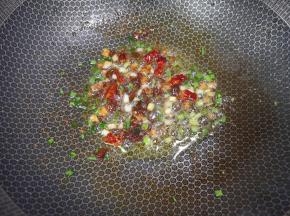 加入1大勺豆瓣酱炒出酱香味。 