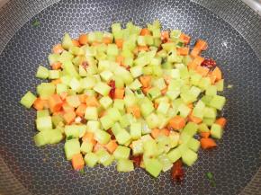 下入莴笋胡萝卜丁翻炒均匀。 