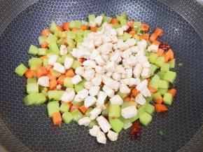 下入炒好的鸡丁。 