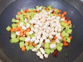 下入炒好的鸡丁。 