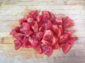 水果西红柿洗干净，去皮切成小块。 