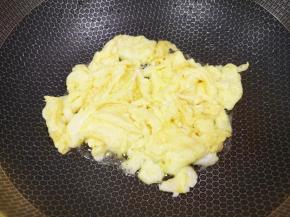 炒锅内倒适量的食用油烧热，倒入蛋液翻炒成块状，盛出备用。 