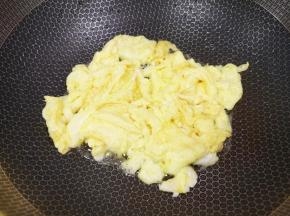 炒锅内倒适量的食用油烧热，倒入蛋液翻炒成块状，盛出备用。 