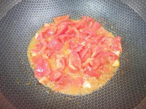 下入水果西红柿翻炒至出汁。 