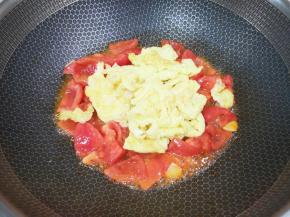 下入炒好的鸡蛋翻炒均匀。 