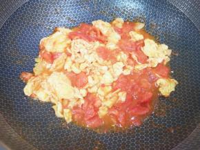 根据自己的口味放适量的轻盐酱油调味，翻炒入味即可。 