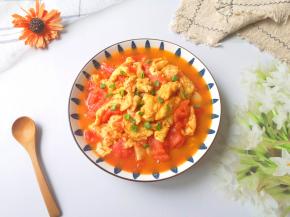 盛出撒上葱花。 