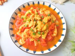 一道味美可口的水果西红柿炒鸡蛋就完成啦！ 