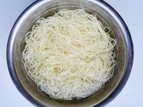 捞出泡凉开水中，