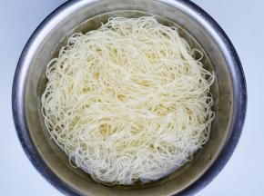 捞出泡凉开水中，