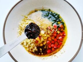 1勺辣椒酱拌匀。