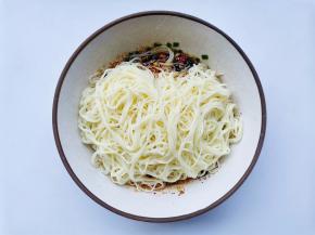 放入面条拌匀。