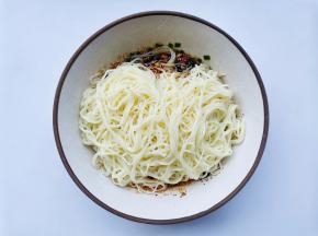 放入面条拌匀。