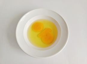 两个鸡蛋磕入碗里。