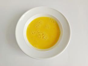 鸡蛋用筷子打散备用。