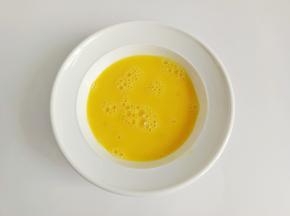 鸡蛋用筷子打散备用。