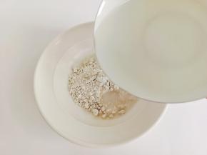 红薯粉加清水稀释。