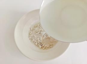 红薯粉加清水稀释。