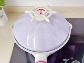 锅里加适量清水烧开。