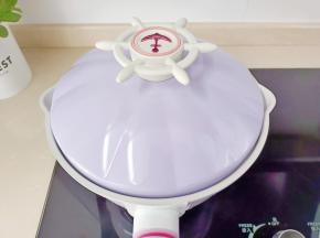 锅里加适量清水烧开。