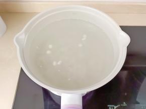 水开后放圆子煮。