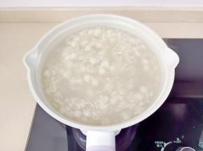 淋入红薯粉水，一边倒一边拌均匀。