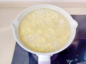 开小火淋入蛋液煮一分钟即可出锅！