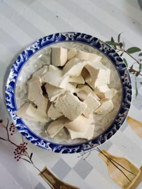 豆腐选择老一点儿硬一点儿的豆腐，用勺子挖成小块儿！或者用手掰成小块儿！