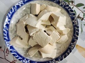 豆腐选择老一点儿硬一点儿的豆腐，用勺子挖成小块儿！或者用手掰成小块儿！