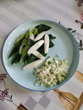 葱白切成葱末，剩下的葱切成斜刀块儿备用！