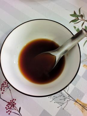 碗中放入两勺生抽，一勺蚝油，少许盐，一勺鸡精，少许白糖，半碗清水搅拌均匀调成料汁儿！（盐一定要少放一点儿。一会儿煎豆腐的时候还要放盐，生抽和蚝油里面也有咸味儿！）
