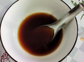 碗中放入两勺生抽，一勺蚝油，少许盐，一勺鸡精，少许白糖，半碗清水搅拌均匀调成料汁儿！（盐一定要少放一点儿。一会儿煎豆腐的时候还要放盐，生抽和蚝油里面也有咸味儿！）