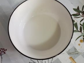 一勺玉米淀粉加入三大勺清水搅拌均匀调成水淀粉备用！